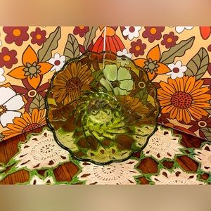 Green glass flower trinket bowl 🌼
